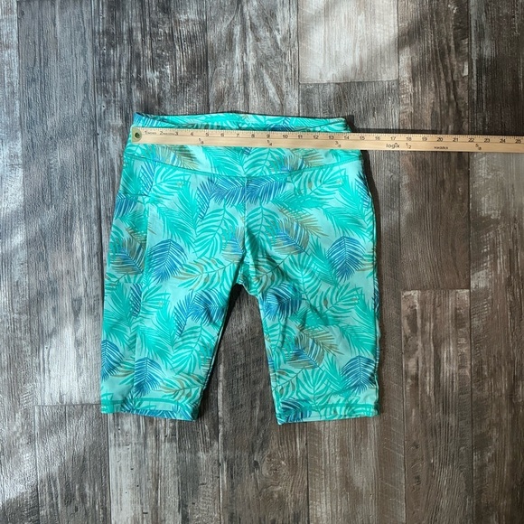 Tropical Leaf Print Sunwear Shorts with UPF 50+ Size Medium - Picture 2 of 7